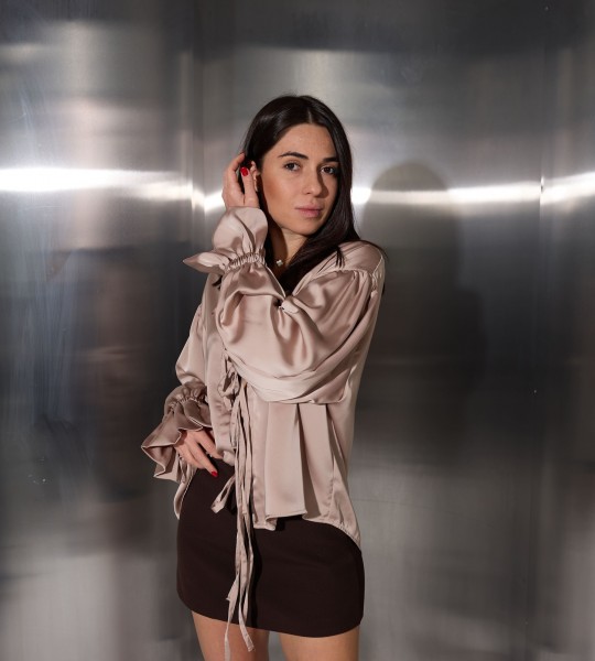 Блуза Tie Whisper Беж | Showroom By Nona — зображення 4 Блуза Tie Whisper Беж | Showroom By Nona — зображення 4